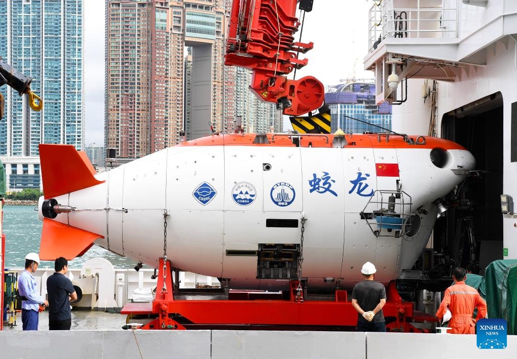 globaltimesnews's tweet photo. China's research vessel Deep Sea No. 1, carrying manned submersible #Jiaolong, received a warm welcome Tuesday in the #HKSAR, the first time they visited the city. The vessel is on a home-bound voyage after completing a scientific mission in the #WesternPacific. It was the first time that foreign scientists have carried out deep-sea scientific research on Jiaolong.