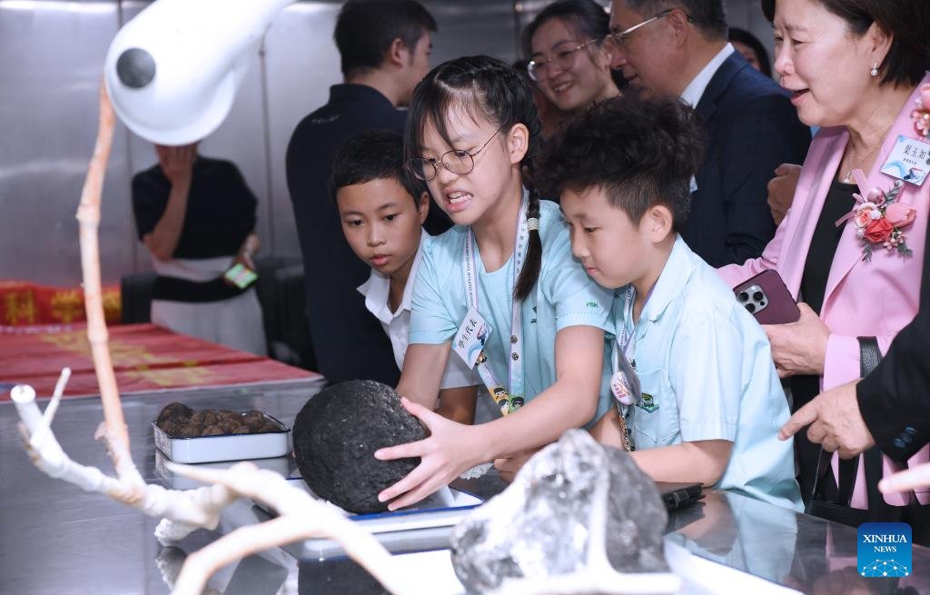 globaltimesnews's tweet photo. China's research vessel Deep Sea No. 1, carrying manned submersible #Jiaolong, received a warm welcome Tuesday in the #HKSAR, the first time they visited the city. The vessel is on a home-bound voyage after completing a scientific mission in the #WesternPacific. It was the first time that foreign scientists have carried out deep-sea scientific research on Jiaolong.
