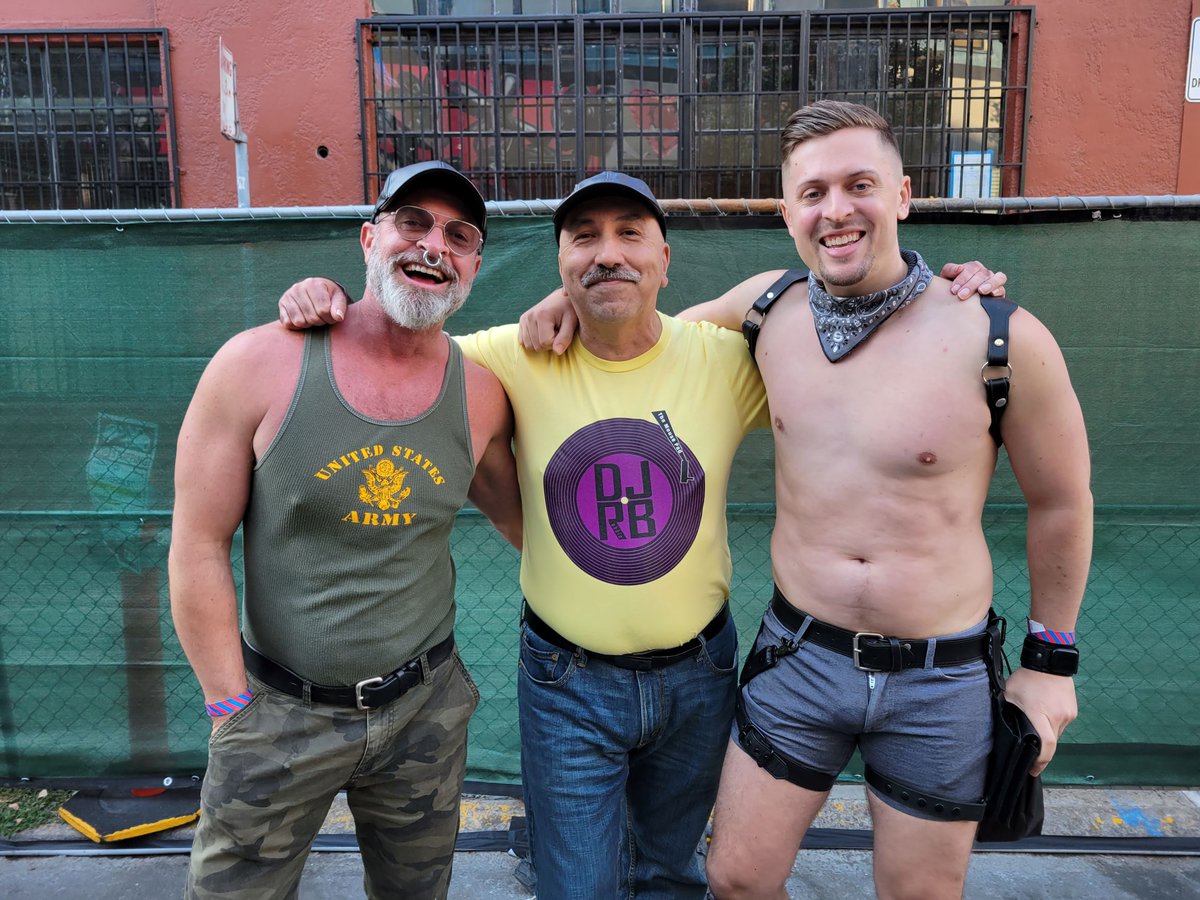 FrankFoRealz's tweet photo. #TuesdayFlashback 
Me in the middle of a @KristoferWeston and @PupAmp sandwich. https://t.co/7utbpoUXSw