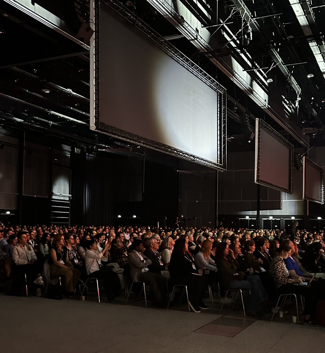 Burcu Zeydan (@burcuzeydanmd) on Twitter photo A pivotal moment! What a great Confavreux lecture on Radiologically isolated syndrome (RIS) by <a href="/XtineLebrunF/">christine lebrun frenay</a> #ECTRIMS2024 And exciting to see our work in RIS on the big screen 🤩 A pivotal moment! What a great Confavreux lecture on Radiologically isolated syndrome (RIS) by <a href="/XtineLebrunF/">christine lebrun frenay</a> #ECTRIMS2024 And exciting to see our work in RIS on the big screen 🤩