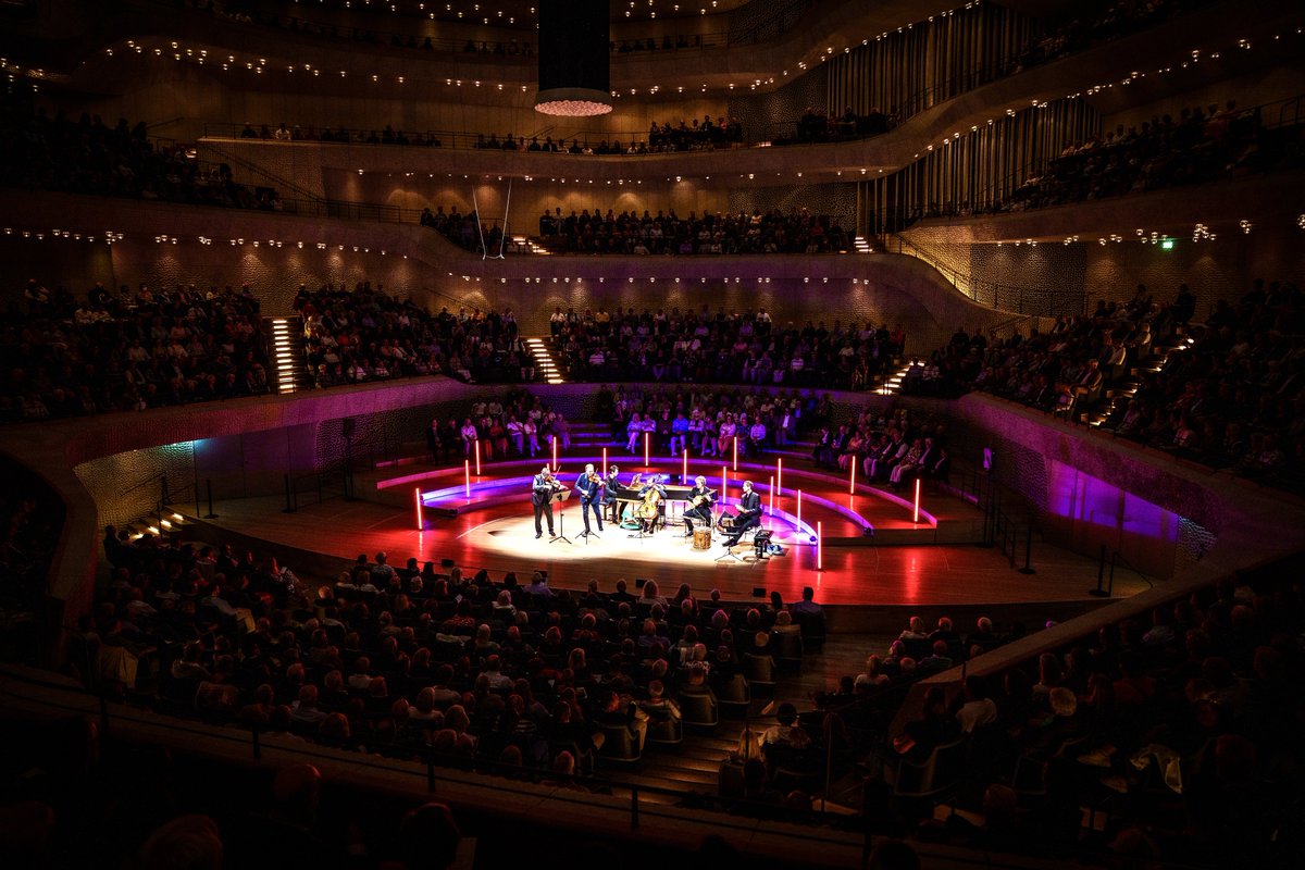 HopeViolin's tweet photo. 2250 people turned out on a Monday night to hear the six of us play “Irish Roots” and to celebrate 400 years of Irish music, history and culture at the @elbphilharmonie Hamburg. It’s a night I will never forget. 

Thank you and Moin, Hamburg! ☘️ 

📸 Sebastian Madej https://t.co/SMNf6JxRIM