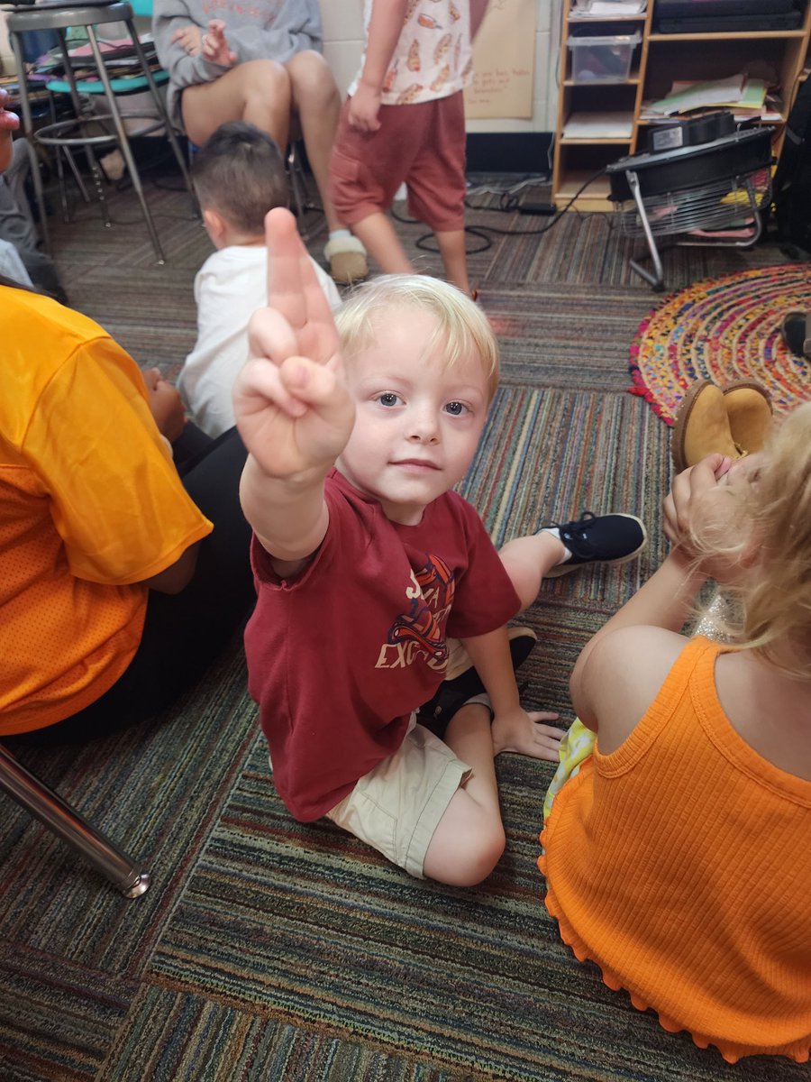 The BEST things come in pairs?  Collaboration within 865 Academy says YES.  Advanced AsL visited, taught a basic signing lesson with assessment!  #goearlychildhoodandasl
<a href="/CTE_Mosley/">Matthew Mosley</a> <a href="/laiceeh/">laicee hatfield</a> @MaryBrooks_KCS <a href="/byingtonsolway/">Karns Byington Solway CTE</a>