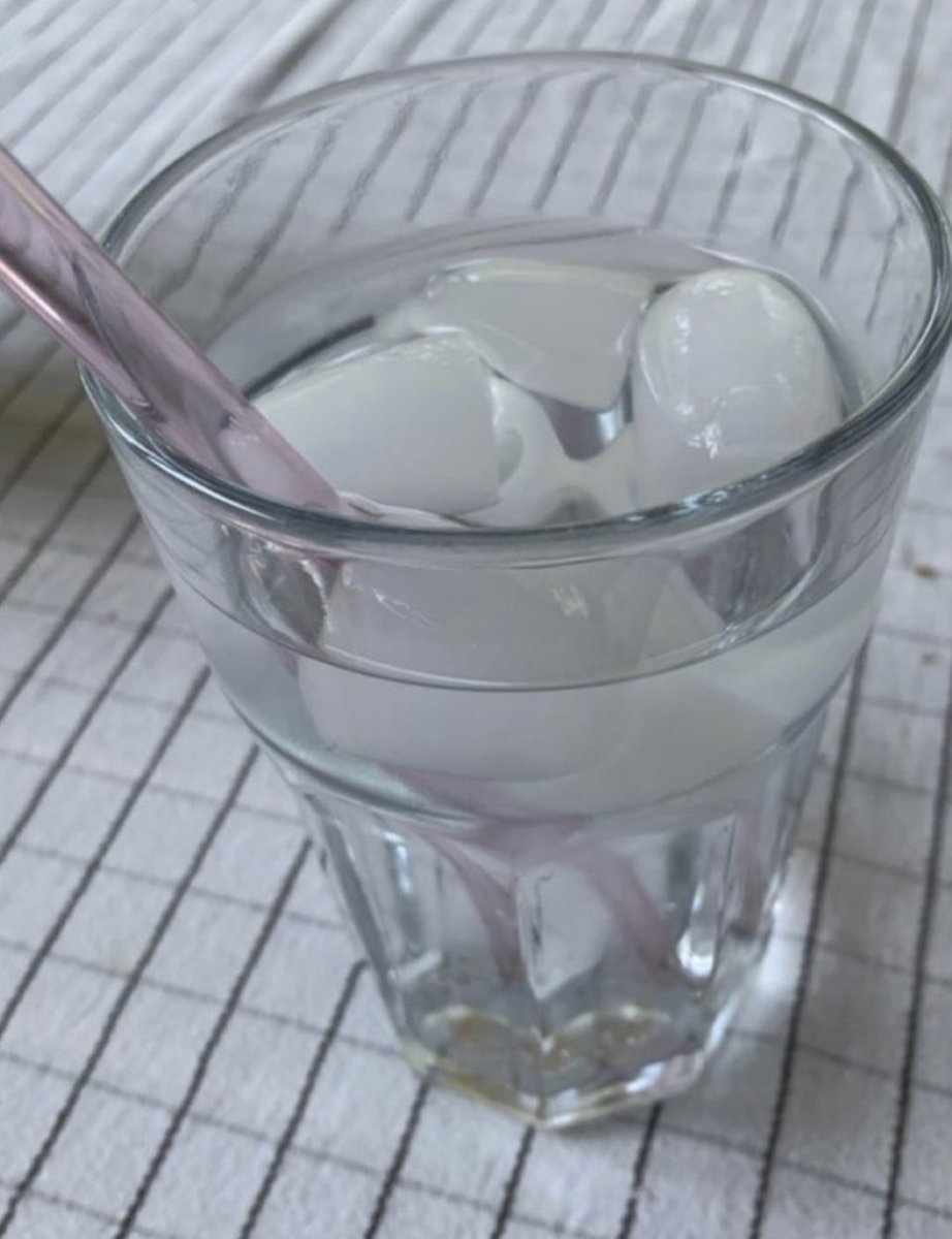 blo0d1ngm's tweet photo. repostea si te gusta el agua con hielo o si quieres pesar 45 kg https://t.co/JgY5HlNYBb