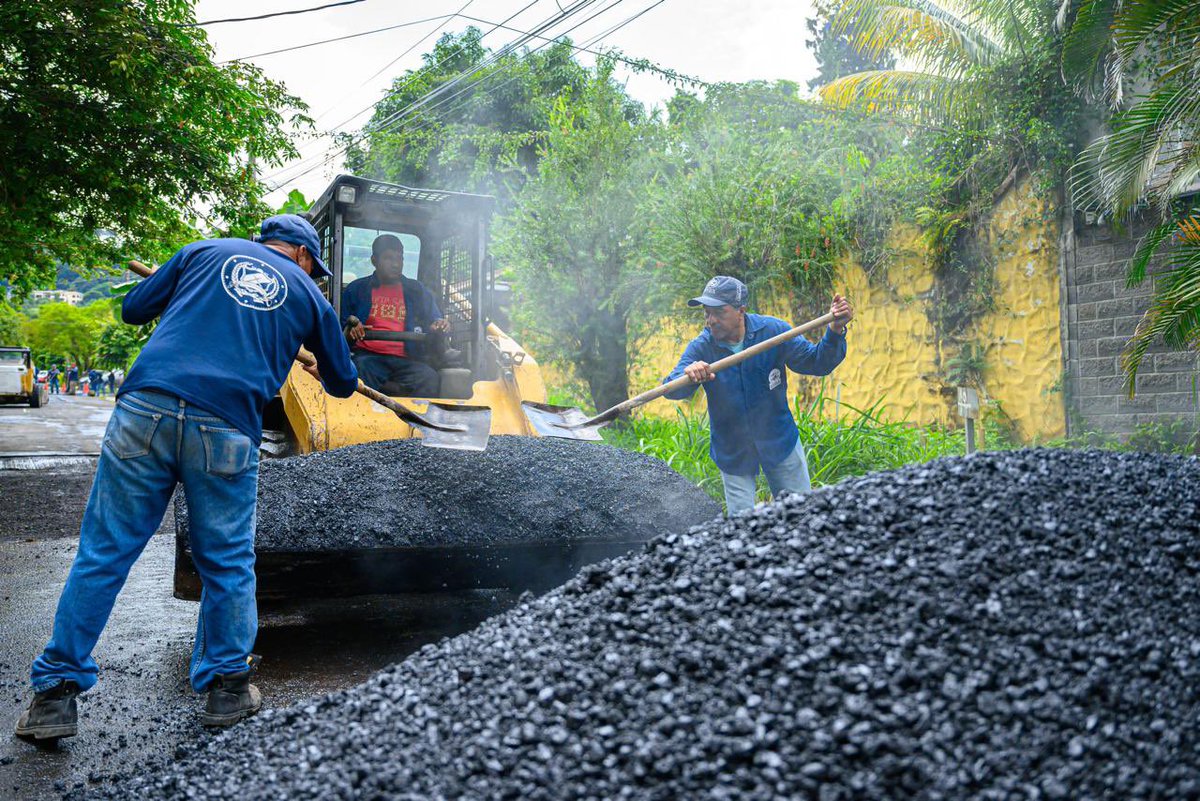 alcaldia_ss's tweet photo. Seguimos trabajando con el Plan San Salvador Centro Sin Baches para transformar la infraestructura vial. 🚧

A través de una intervención rápida y efectiva, nuestra ciudad avanza con vías más seguras🛣️

📍Avenida 2, Residencial Altos de San Francisco. https://t.co/rUhoTir8Y8
