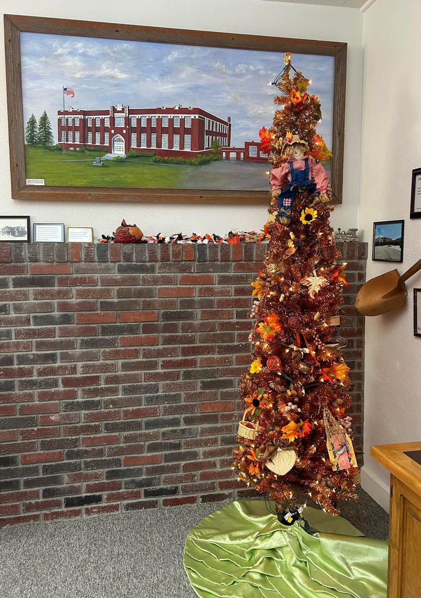 388Alumni's tweet photo. A special thanks to Karen Day (Joe) for decorating our fall tree at the Alumni Museum. It’s gorgeous!! https://t.co/RtwxzPFGOE