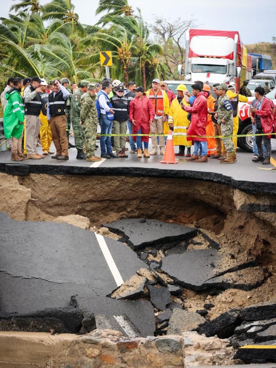 Brody_Renteria's tweet photo. Así el socavón que dejo a su paso por la costa chica en la  carretera Acapulco-Oaxaca el  #HuracanJohn. La Gobernadora @EvelynSalgadoP recorrió la región y pidió celeridad en la reparación de las vías de comunicación para que fluya la ayuda alimenticia y de  servicios.

#DRB360. https://t.co/c6wTXP1N2C