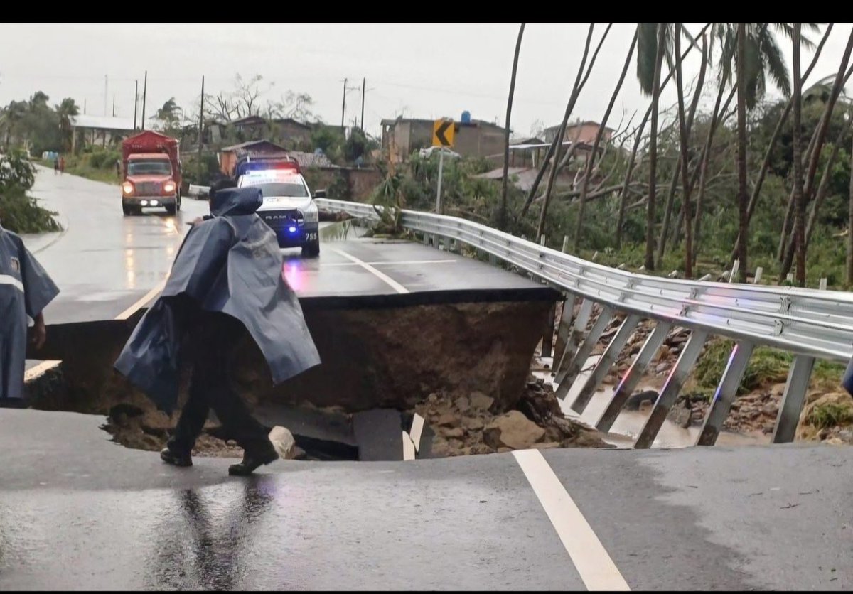 Brody_Renteria's tweet photo. Así el socavón que dejo a su paso por la costa chica en la  carretera Acapulco-Oaxaca el  #HuracanJohn. La Gobernadora @EvelynSalgadoP recorrió la región y pidió celeridad en la reparación de las vías de comunicación para que fluya la ayuda alimenticia y de  servicios.

#DRB360. https://t.co/c6wTXP1N2C