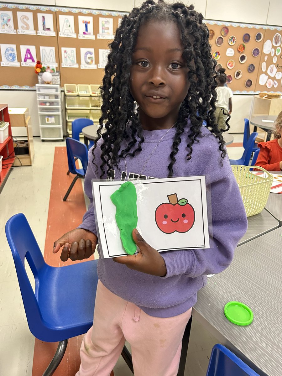 MsWallaceOCSB's tweet photo. We are LOVING our fall themed play doh number mats this week!! The perfect way to combine fine motor, counting, and number formation ✔️✔️✔️ https://t.co/n3nWz2D5zT