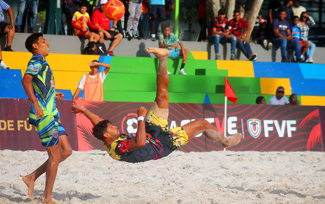 BeachSoccerVen's tweet photo. ¡Que sería del fútbol playa sin chilenas! 🖼️⚽🏖️

#BeachSoccerVenezuela #BSV #FutbolPlaya https://t.co/inVL9EQeHM