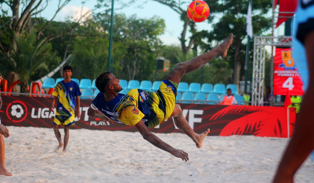 BeachSoccerVen's tweet photo. ¡Que sería del fútbol playa sin chilenas! 🖼️⚽🏖️

#BeachSoccerVenezuela #BSV #FutbolPlaya https://t.co/inVL9EQeHM