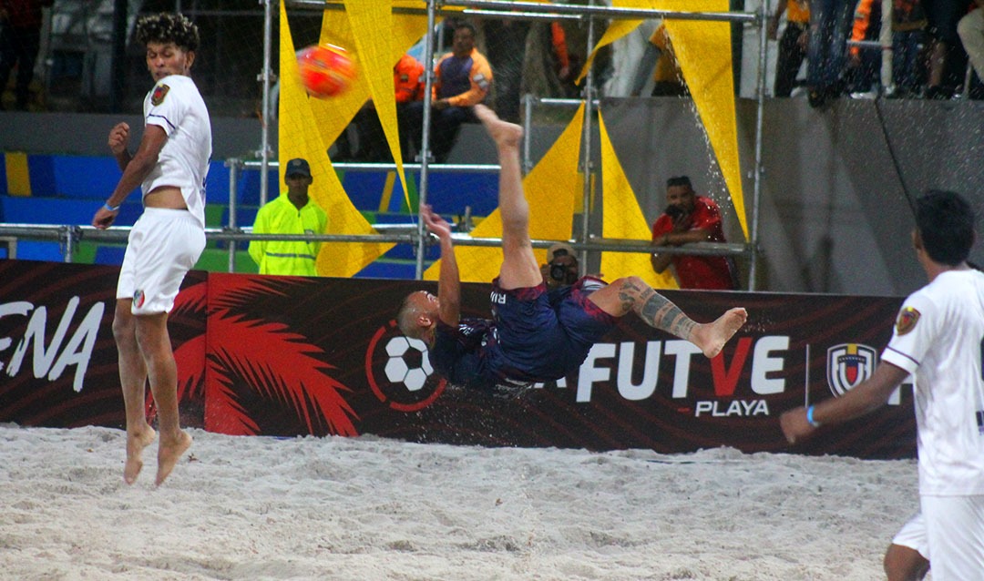 BeachSoccerVen's tweet photo. ¡Que sería del fútbol playa sin chilenas! 🖼️⚽🏖️

#BeachSoccerVenezuela #BSV #FutbolPlaya https://t.co/inVL9EQeHM