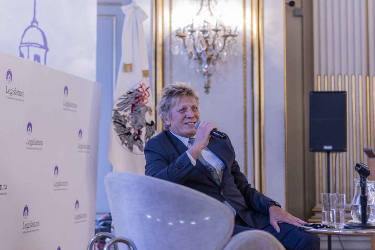 🎶🕴 La Legislatura de la Ciudad Autónoma de Buenos Aires declaró como Personalidad Destacada en el ámbito de la Cultura al músico y productor Miguel Alberto Peyronel, en reconocimiento a su destacada trayectoria en la música y su contribución al desarrollo cultural.