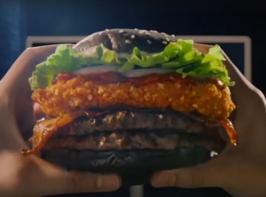 ad_vesti's tweet photo. Как у Burger King в Корее появился новый бургер?: Рекламная кампания с новым блюдом проходила в сентябре. В течение одной недели после запуска было продано более 140 тысяч бургеров https://t.co/DWjtBpZ8CL https://t.co/rXZr4sFv3e