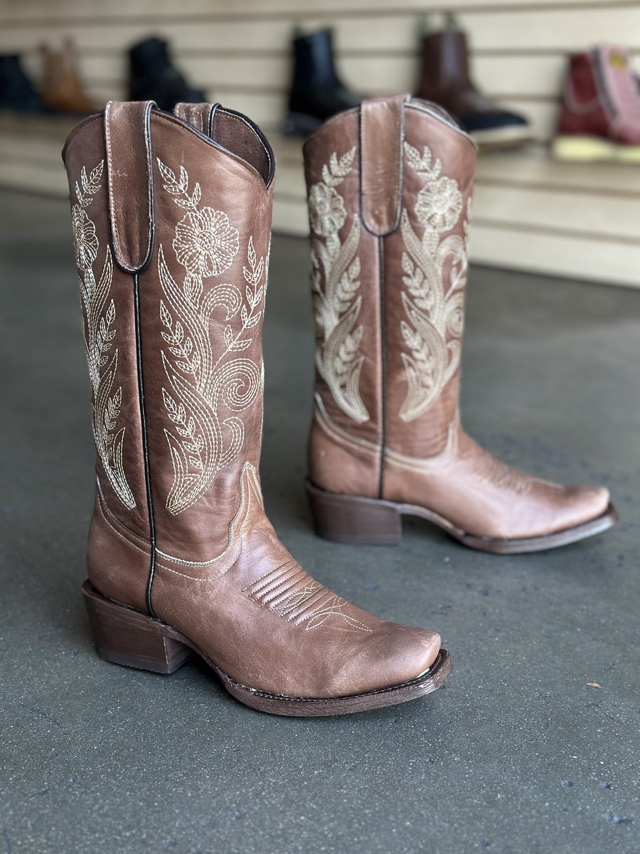 rodeodurango's tweet photo. Beautifully designed floral boot 😍
🔍Shop: Women's Light Brown with Natural Stem Designed Leather Square Toe Rodeo Boot
View available designs online!
shop https://t.co/8URQbGk7MI or link in bio #botasrodeo #westernwear #handmade #rodeodurango https://t.co/jvfHx2fxd3
