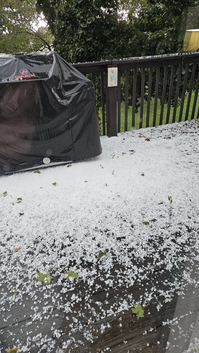511PapaBert's tweet photo. @JeffPennerKSHB will need a shovel to remove the hailing in Maryville. https://t.co/s6VtnZJt6c
