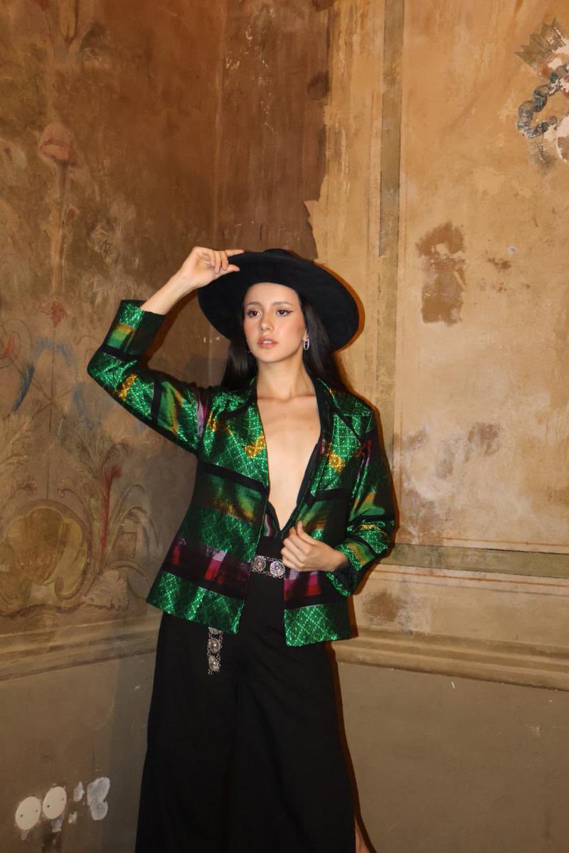 fabi_artetextil's tweet photo. Estilo top! #fabiolacalvo #Fashionhistory https://t.co/RMK1qkOWo3