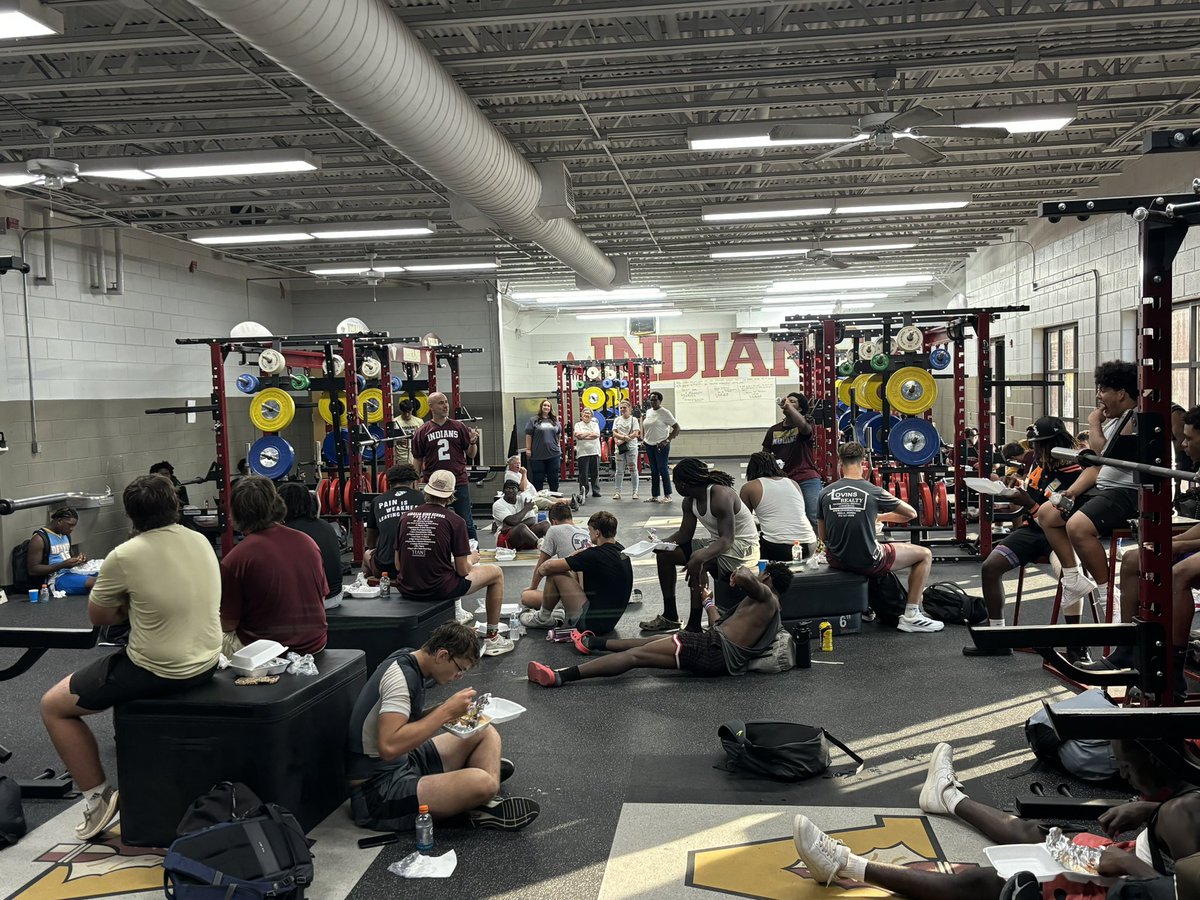 FootballVidalia's tweet photo. Amazing Word and food from our family over at Vidalia First Assembly of God!!! Grateful for a community that cares about our kids and want to pour into them more than football! #RepTheV #VOnTop https://t.co/C8pj4XrYed