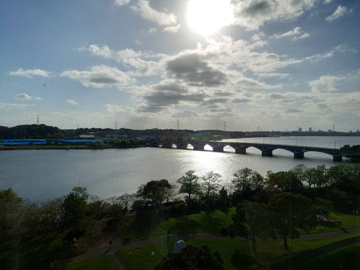 c_yoh3_a's tweet photo. 1️⃣
海の上にそびえる不思議な木を
(海ではない😆)
大きな旗を立てて眺めている
(大きくはないか😆笑)
ためらいを捨ててビルに上ろう
(博物館内123段の階段を上った景色✨)
昨夜みた夢の中 はためかせてみようか
(バタバタバタ 彡⛵彡)
#手賀沼 周辺
#CHAGEandASKA
#BIG_TREE https://t.co/w4aBbkJYiB