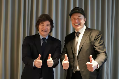 GregoTatian's tweet photo. Viajó en las últimas horas a EEUU, se juntó con un magnate del rubro tecnológico, habla con argumentos de cómo hacer el presupuesto de un país, es un líder mundial y todos quieren estar con él.

¿Javier Milei? No, el loquito Lula. El contraste es terrible... 🧵 https://t.co/V0bhXO6kLS