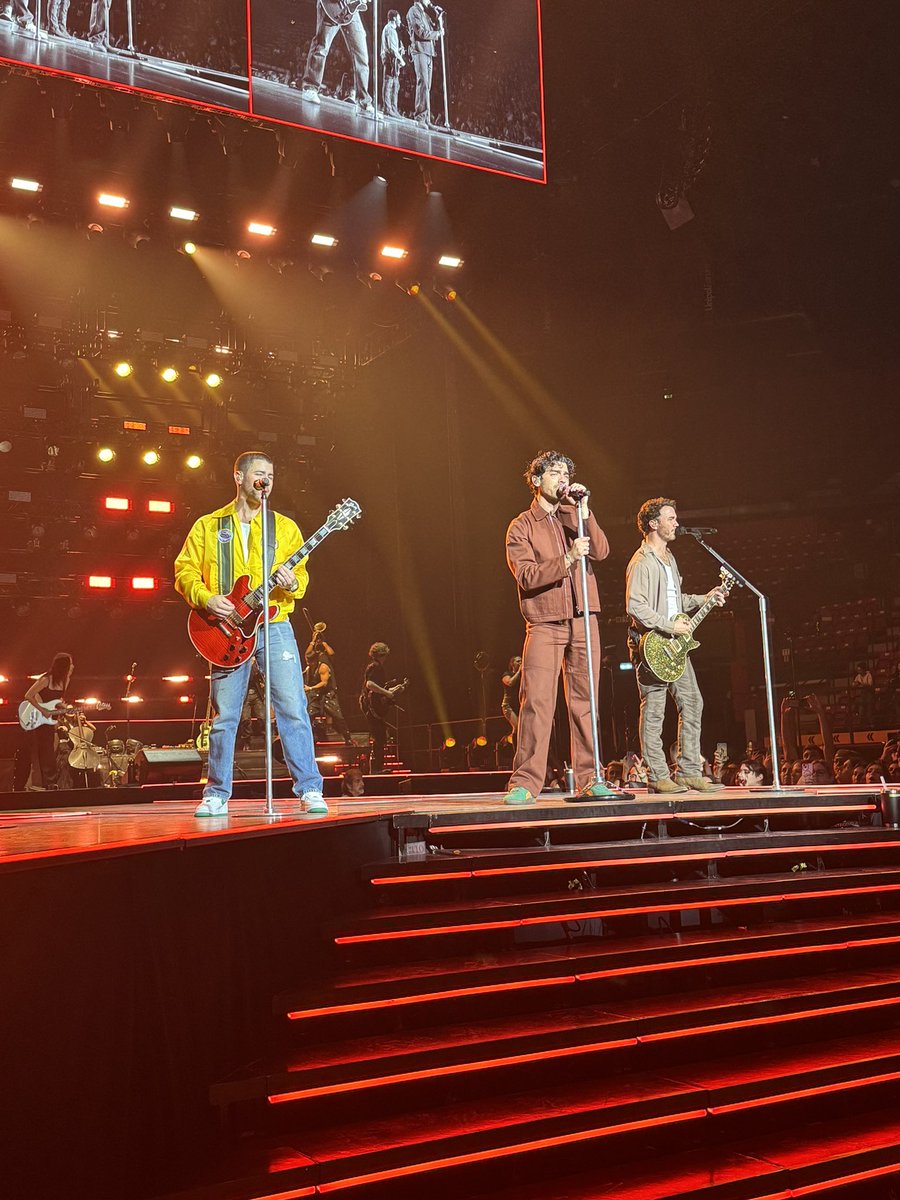 nickjsvoice's tweet photo. @jonasbrothers @nickjonas @joejonas @kevinjonas THANK U. 
Always by your side, no matter what.
I LOVE U SO MUCH❣️ https://t.co/qAV5RodSIP