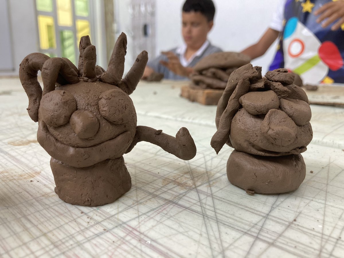 pradacolon's tweet photo. Me preguntaron que hacía dando clase a niños, sin pensarlo mucho respondí que me siento súper bien acompañando a las personas del futuro a descubrir y aprender. Espero que el arte que les enseño les sea una herramienta que los proteja de absurdo de nuestro tiempo
. https://t.co/EUbtTojJZn