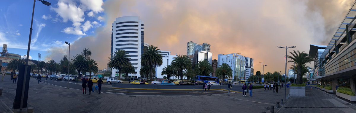 KikesaunV's tweet photo. #quito es una locura el incendio de guapulo https://t.co/09CKd8n5MV