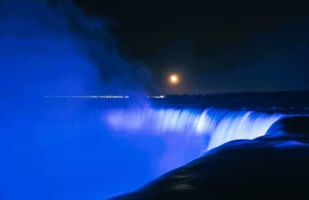 Niagara Falls will be lit up blue at 10:15pm on Sept 26. You can see it on the live cam below #MesoAwarenessDay #MesotheliomaAwarenessDay #LightTheWorldBlue earthcam.com/canada/niagara…
