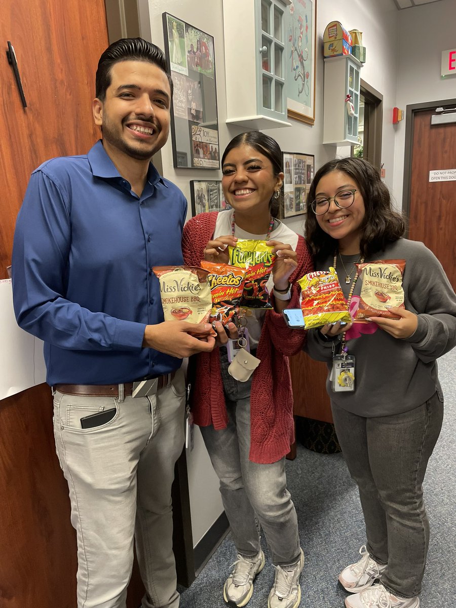 srauda91's tweet photo. Staff snack cart to the rescue for a few of our 3rd grade teachers! 😂
@HicksTigers https://t.co/6rMVucEeQr