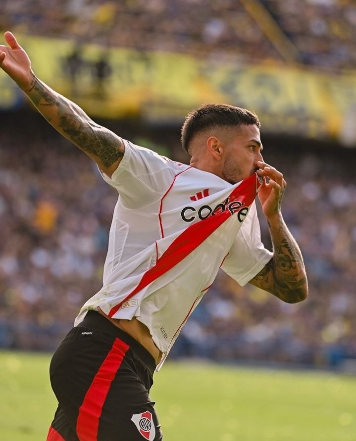 santtcarp_'s tweet photo. Lo hice el otro día y dió sus frutos:

Te encontraste al Lanzini de la suerte. Dale like o RT o River pierde los cuartos de final de copa libertadores. https://t.co/3ZJJs35t8G