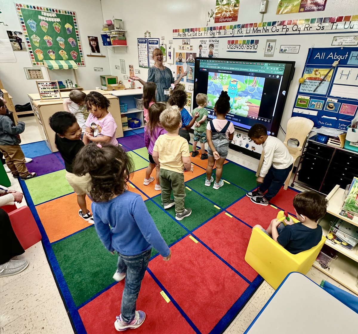 CarlenaSheeran's tweet photo. The #TinyTrojans in Mackenzie Hinton’s classroom @NorthParkKids welcomed Denese Duncan, Behavior Interventionist who talked with the little scholars about procedures &amp; processes of school!👫🏽 #HCSDifferenceMakers #HCSPreschool https://t.co/iAUy698POR