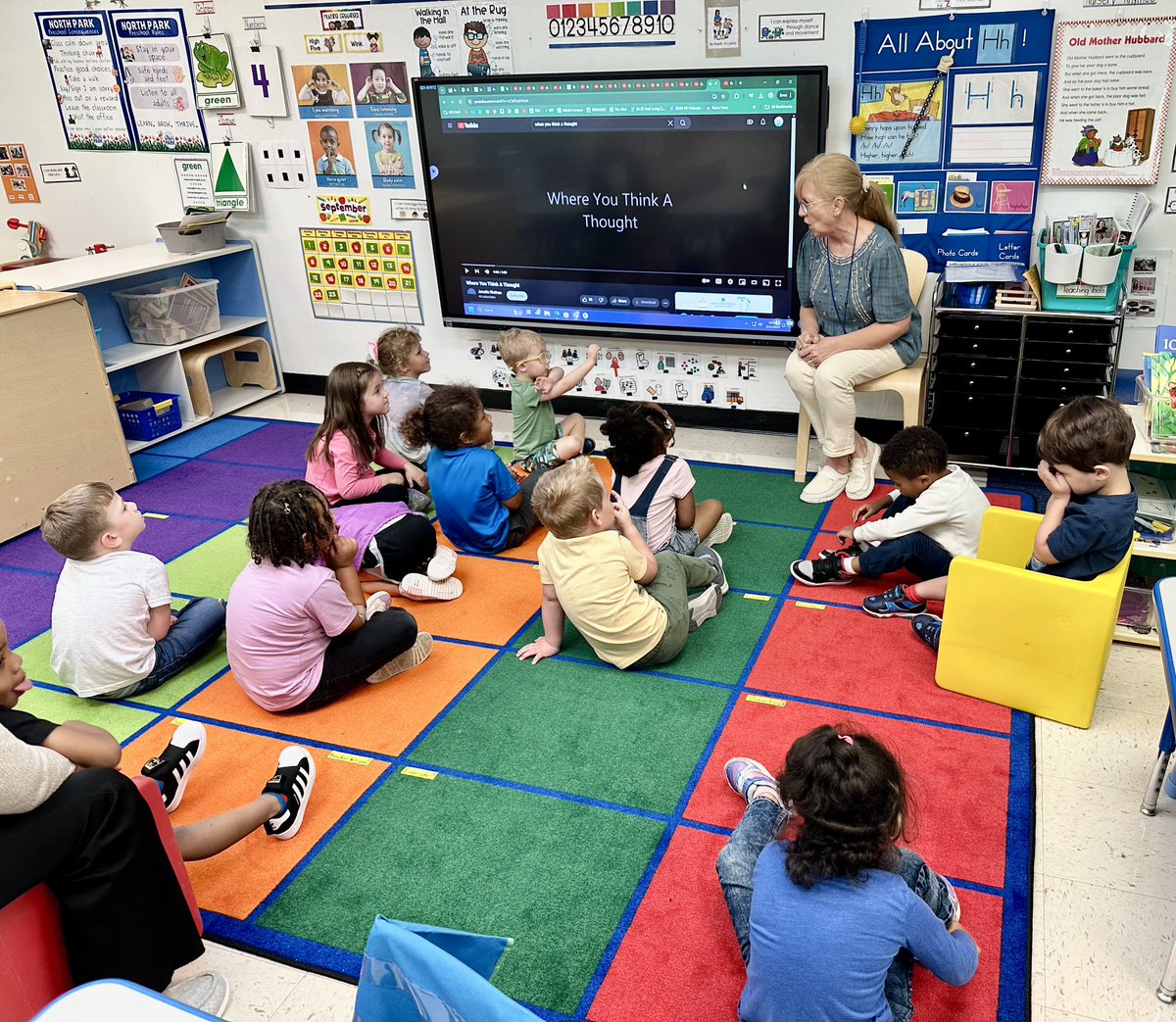 CarlenaSheeran's tweet photo. The #TinyTrojans in Mackenzie Hinton’s classroom @NorthParkKids welcomed Denese Duncan, Behavior Interventionist who talked with the little scholars about procedures &amp; processes of school!👫🏽 #HCSDifferenceMakers #HCSPreschool https://t.co/iAUy698POR