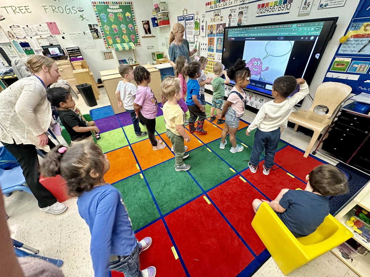 CarlenaSheeran's tweet photo. The #TinyTrojans in Mackenzie Hinton’s classroom @NorthParkKids welcomed Denese Duncan, Behavior Interventionist who talked with the little scholars about procedures &amp; processes of school!👫🏽 #HCSDifferenceMakers #HCSPreschool https://t.co/iAUy698POR