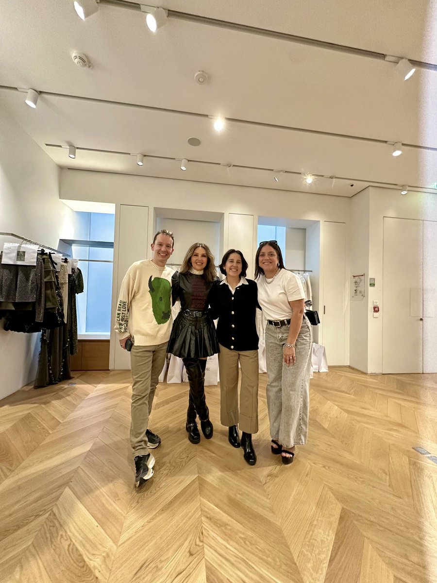 FITTING DAY! 🖤 This is one of the most exciting parts of fashion!

Aunque hay quienes no disfrutan de este proceso, a mí me ENCANTA. Me fascina seleccionar los vestuarios junto a mi equipo, escoger los accesorios perfectos, coordinar el peinado, el makeup... todo! La moda