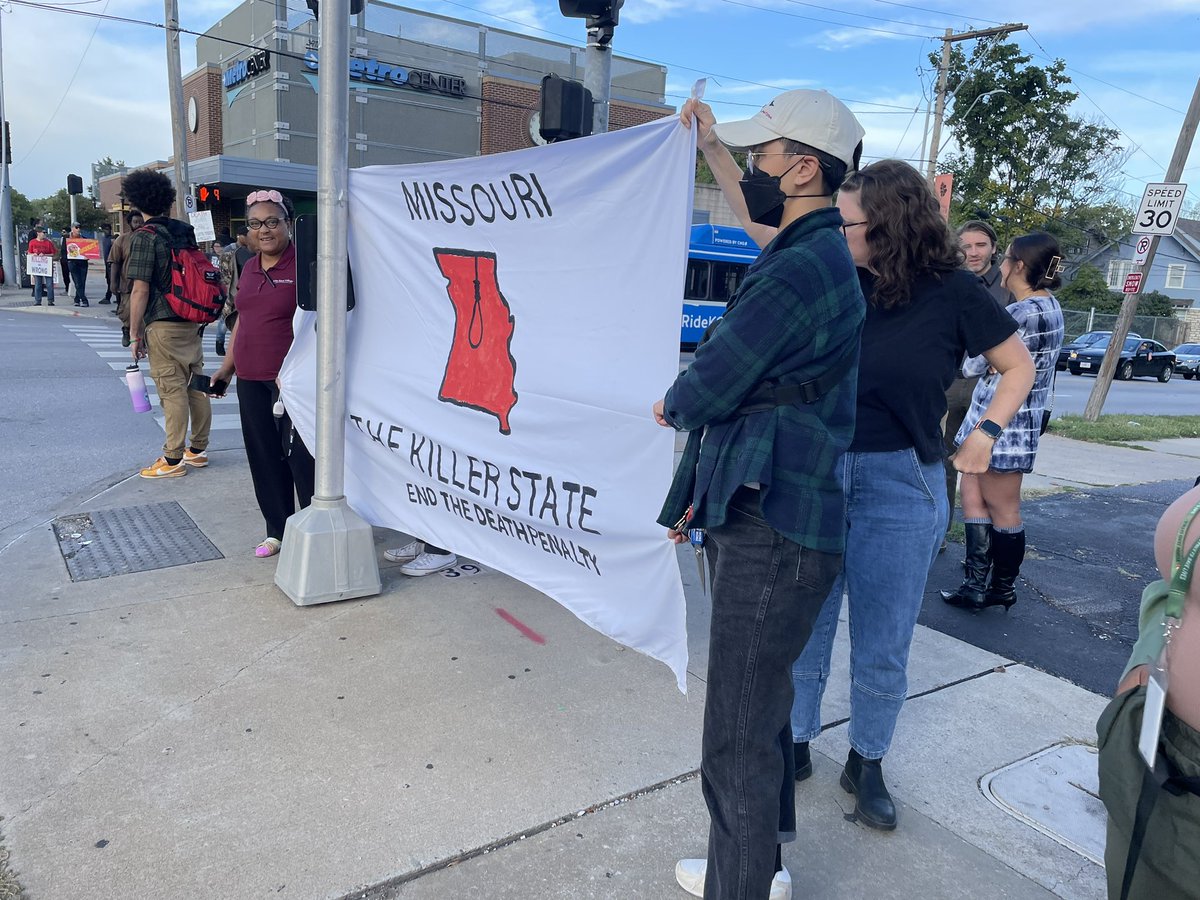 Protesters in Kansas City have gathered at 39th and Troost to oppose the execution of #MarcellusWilliams. “It’s evil,” one woman said. “This is violence.” 

Williams’ execution warrant goes into effect in less than 40 minutes.