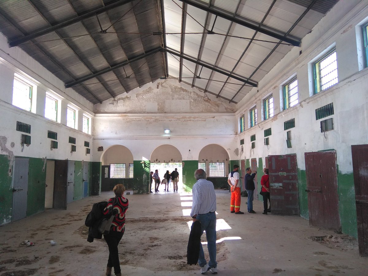 Hace unos años entré en La Tablada con mi vieja. Ella estuvo ahí semanas después que Arigón. Semanas antes que Amelia. Las mismas semanas que otros cientos. Ninguno pasó oficialmente por allí. La “verdad” de los archivos militares omite la existencia de ese lugar.