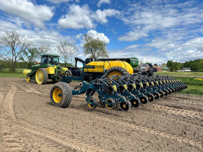 <a href="/StrategicTill/">LEMKEN Canada</a> is demonstrating the benefits of applying dry fertilizer when seeding corn or soybeans with the new Equalizer CII Planter at Discovery Farm Woodstock.
A LEMKEN EC-Weeder will provide intelligent mechanical weeding. Want to learn more? discoveryfarm.ca/demonstration-…