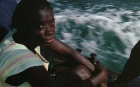 chaimaflh2's tweet image. « Et sous chacun de ces visages, une mémoire. Et là où on voudrait nous faire croire que c’est forger une mémoire collective, mille mémoires d’homme qui promènent leur déchirure personnelle dans la grande déchirure de l’histoire. »

Sans soleil (1983) 
dir. Chris Marker