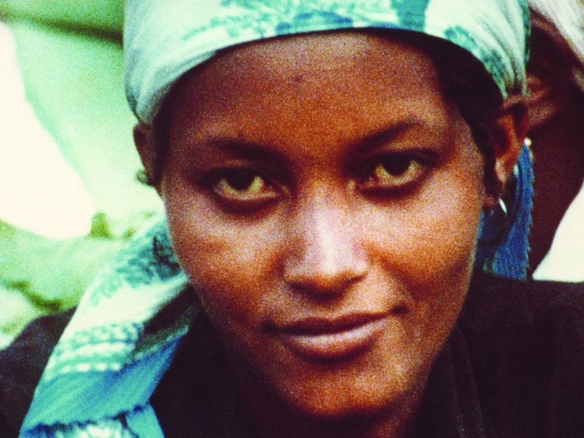 chaimaflh2's tweet image. « Et sous chacun de ces visages, une mémoire. Et là où on voudrait nous faire croire que c’est forger une mémoire collective, mille mémoires d’homme qui promènent leur déchirure personnelle dans la grande déchirure de l’histoire. »

Sans soleil (1983) 
dir. Chris Marker