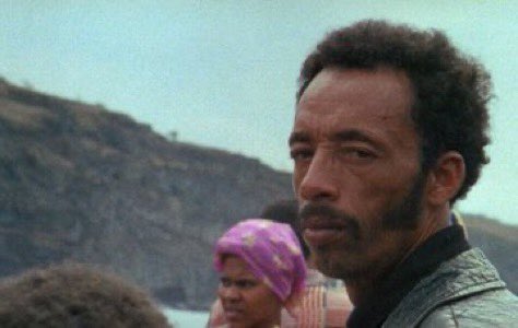 chaimaflh2's tweet image. « Et sous chacun de ces visages, une mémoire. Et là où on voudrait nous faire croire que c’est forger une mémoire collective, mille mémoires d’homme qui promènent leur déchirure personnelle dans la grande déchirure de l’histoire. »

Sans soleil (1983) 
dir. Chris Marker