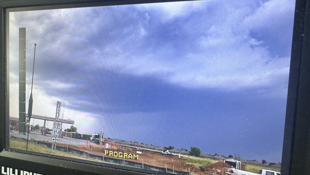 KOCOMichael's tweet image. Storm is now severe just nw of Edmond and OKC and hail/wind threat is going up quickly. #okwx #koco5