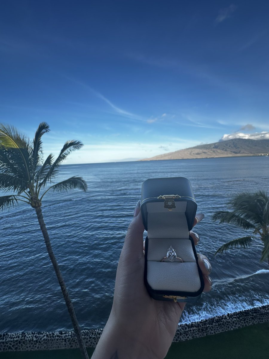 angiet0t's tweet photo. i’m engaged to my duo guys https://t.co/BNlVrhPUmV