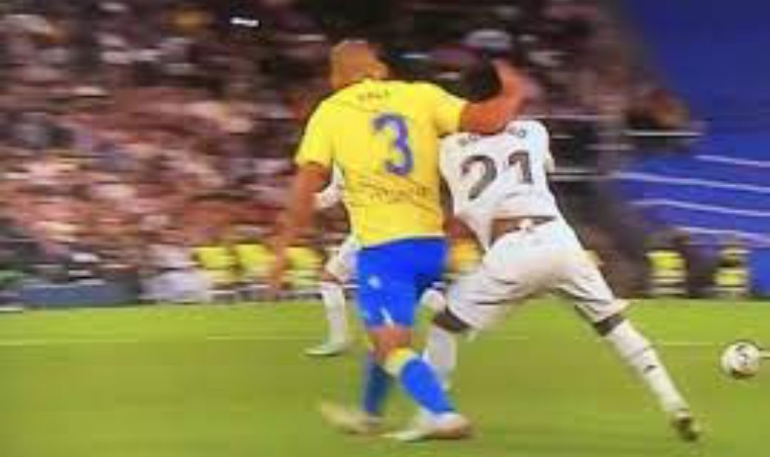 adolfo_sedano's tweet photo. Lo de Endrick es roja CLARÍSIMA... Y ojalá se la hubieran sacado para así evitar la polémica. 

Polémica que no parecía importaros en las siguientes agresiones:

- Fali sobre Rodrygo 
- Ruibal sobre Camavinga
- Parejo sobre Rudiger 

Aquí os dio totalmente igual. https://t.co/CoYOGNB8UP