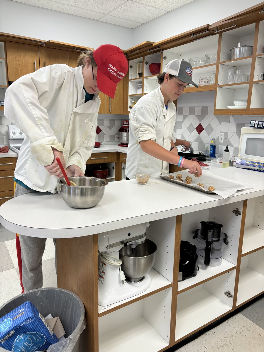 MrsWeberFCS's tweet photo. Cookies in Culinary Essentials today! #one264 https://t.co/2nPQBJH6Hy