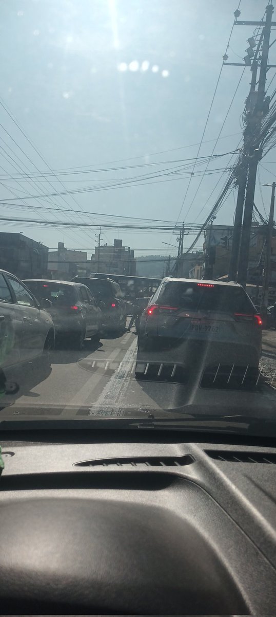 cmera77's tweet photo. @WilsonMerinoR @AMT_Quito @ImparablesEc @MyrianJ_ @CaroZuritac @3ltardigrado @PCEVALLOS @movilidadquito_ @AlexPerez_Ec Lo peor es que no están cuando no hay luz, o ponen cintas en las intersecciones para seguir chateando https://t.co/g3fSTGrtHN