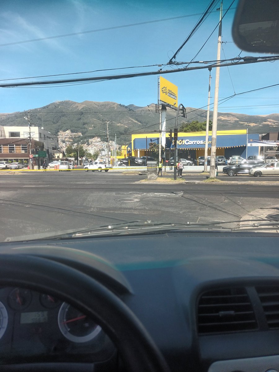 cmera77's tweet photo. @WilsonMerinoR @AMT_Quito @ImparablesEc @MyrianJ_ @CaroZuritac @3ltardigrado @PCEVALLOS @movilidadquito_ @AlexPerez_Ec Lo peor es que no están cuando no hay luz, o ponen cintas en las intersecciones para seguir chateando https://t.co/g3fSTGrtHN