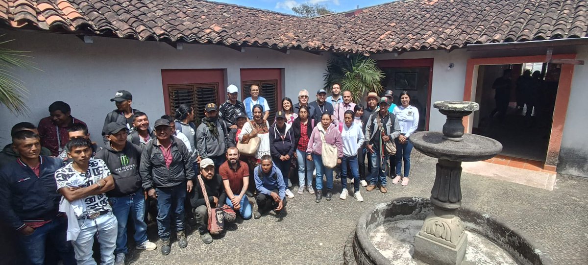 UNPColombia's tweet photo. 1ra entrega de medidas de protección con enfoque diferencial étnico a una comunidad de firmantes de paz en el Cauca 

El evento, llevado a cabo este martes, contó con la presencia de la comunidad y en donde el director de la @UNPColombia, Augusto Rodríguez y la subdirectora... https://t.co/vp865Q2foF
