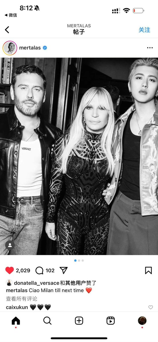 joyfulpoem's tweet photo. New photo of Kun with Donatella and Mert Alas, a famous fashion photographer 💋💋 Kun looks superb 💥💥
@kun_officialx @Versace #CaiXukun #KUN #KUNxVersaceSS25 #MFW #VersaceSS2 https://t.co/vsj8Fe93iw