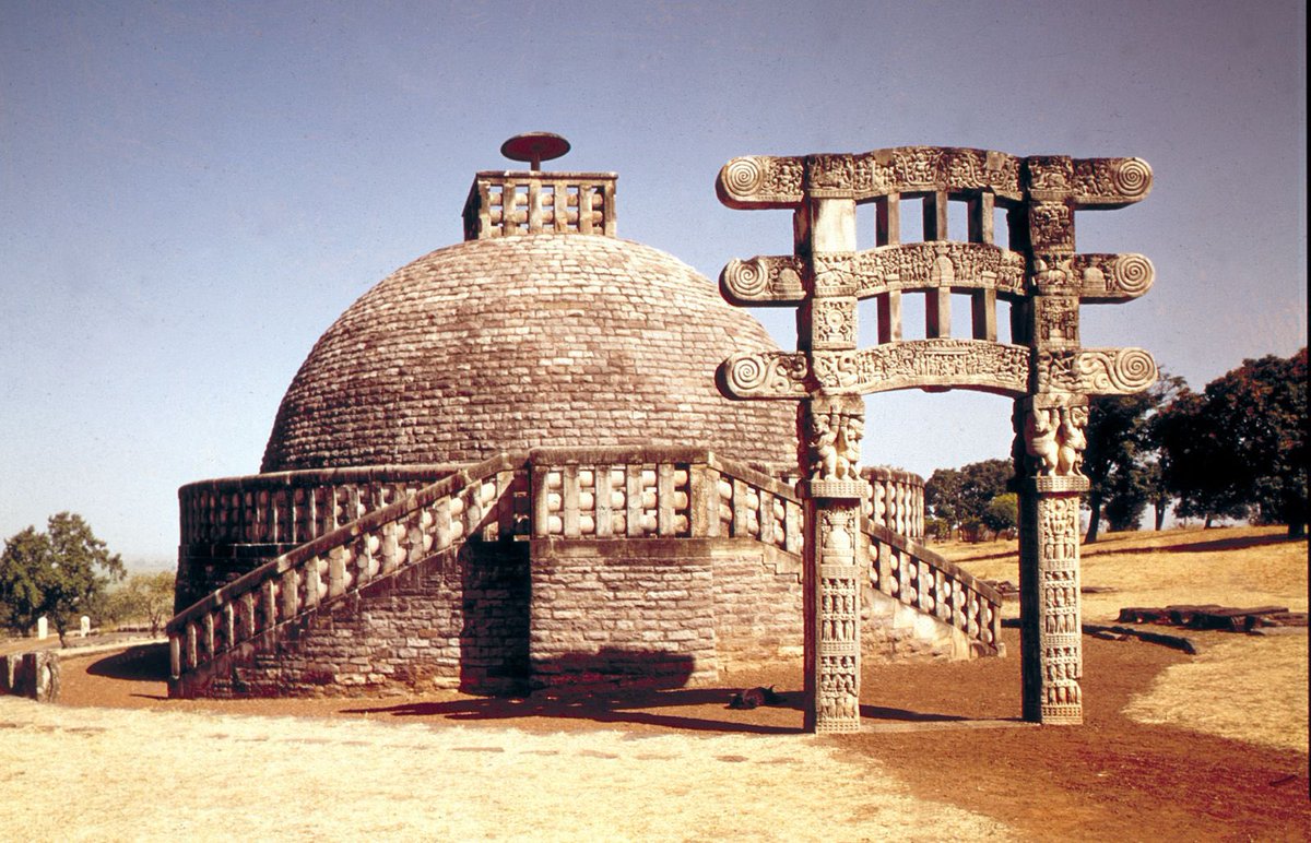ArchitectArabic's tweet photo. Stupa
ظهرت لأول مرة في الهند البوذية في القرن الثالث قبل الميلاد

الستوبا ليست مجرد بناء حجري، بل هي تجسيد مادي لرحلة الروح نحو التنوير في الفلسفة البوذية. قبتها (نصف الكرة) ترمز إلى الكون، بينما تحتوي في داخلها على رموز مقدسة تمثل بوذا أو تلاميذه https://t.co/ZktQXY2zBo