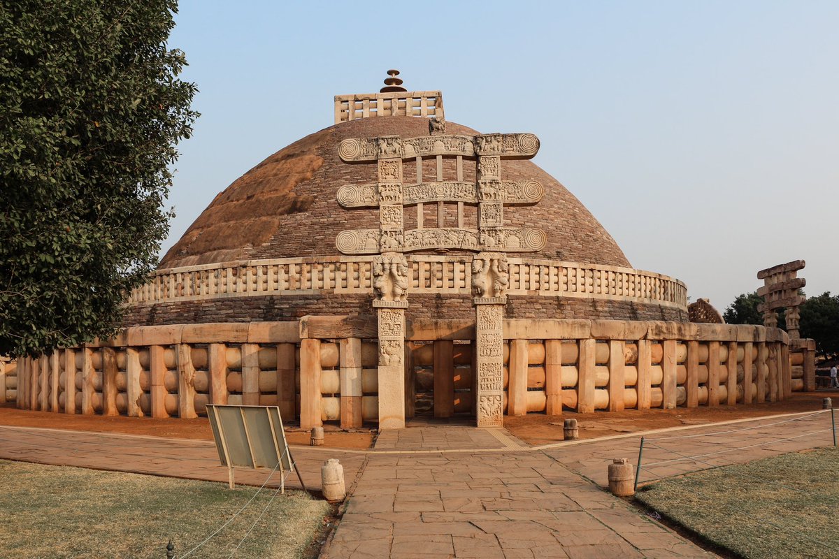 ArchitectArabic's tweet photo. Stupa
ظهرت لأول مرة في الهند البوذية في القرن الثالث قبل الميلاد

الستوبا ليست مجرد بناء حجري، بل هي تجسيد مادي لرحلة الروح نحو التنوير في الفلسفة البوذية. قبتها (نصف الكرة) ترمز إلى الكون، بينما تحتوي في داخلها على رموز مقدسة تمثل بوذا أو تلاميذه https://t.co/ZktQXY2zBo