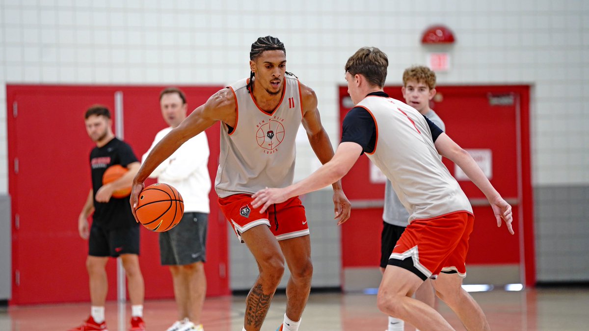 UNMLoboMBB's tweet photo. 📷 First week of in-season practice! 

#505SVF | #GoLobos https://t.co/rZ9rGGh7Wh